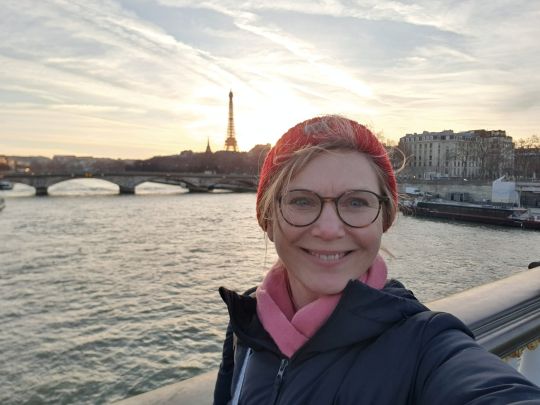 Helena Koskenranta Boncoeur sur un pont de Paris, la Seine et la tour Eiffel en arrière-plan