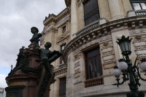 Opéra Garnier- rampe de l'empereur avec la statue de l'architecte Garnier