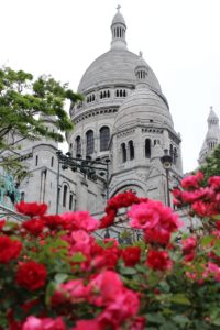 Basilique du Sacré Cœur à Montmartre derrière les rosiers 