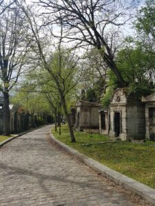 Kävelykierros rauhallisella Père Lachaisen hautausmaalla