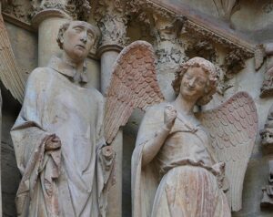 Hymyilevä enkeli Reimsin katedraalin julkisivussa