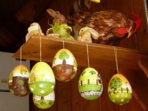 Décorations typiques pour Pâques dans le village de Riquewihr, Alsace
