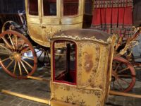 Yksityisoppaan johdolla tutustu Versaillesin hevos-ja vaunutalleihin